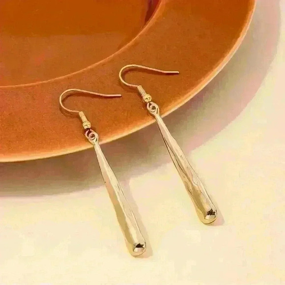 Golden dangle earrings - Picture 2 of 2